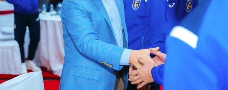 Hai cầu thủ áo khác màu tranh bóng giữa sân cỏ dưới ánh đèn pha trong một trận giao hữu tiền mùa giải buổi tối